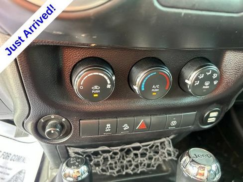Used 2016 Jeep Wrangler Unlimited Rubicon w/ Connectivity Group AWD/4WD image 25