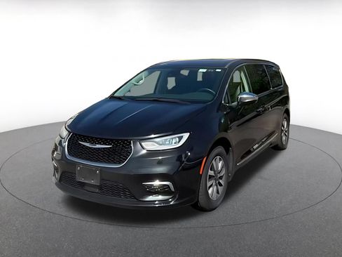Used 2023 Chrysler Pacifica Limited FWD image 6