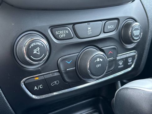 Used 2018 Jeep Cherokee Latitude Plus w/ Cold Weather Group image 13