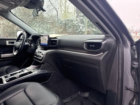 Certified 2022 Ford Explorer XLT w/ Equipment Group 202A image 33