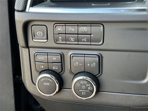 Used 2025 Chevrolet Suburban RST image 17