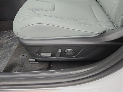 New 2025 Hyundai Elantra Limited image 28