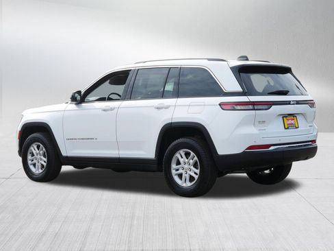 Used 2023 Jeep Grand Cherokee Laredo image 5