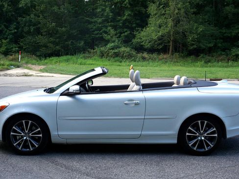 Used 2011 Volvo C70 T5 image 2
