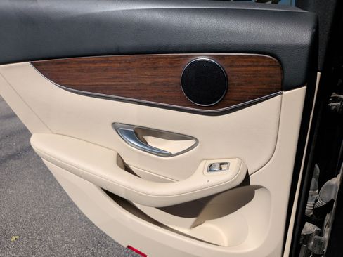 Used 2020 Mercedes-Benz GLC 300 image 33