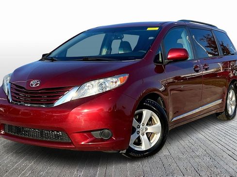 Used 2017 Toyota Sienna LE image 3