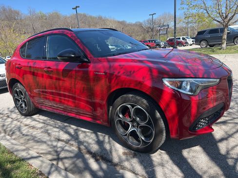 Used 2022 Alfa Romeo Stelvio Veloce image 3