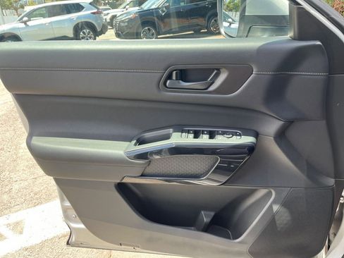 Used 2025 Nissan Pathfinder SV FWD image 18