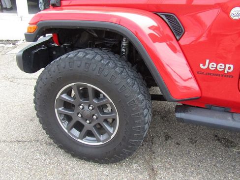 Used 2021 Jeep Gladiator Overland AWD/4WD image 3