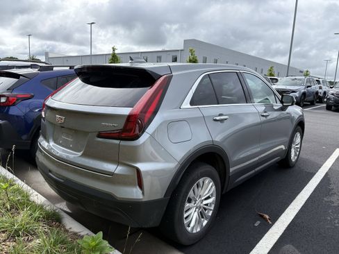 Used 2024 Cadillac XT4 Luxury w/ Cold Weather Package FWD image 6