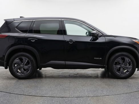 Used 2025 Nissan Rogue SV image 11