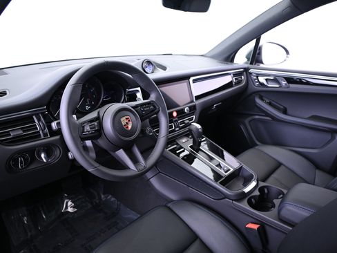 Certified 2025 Porsche Macan image 4