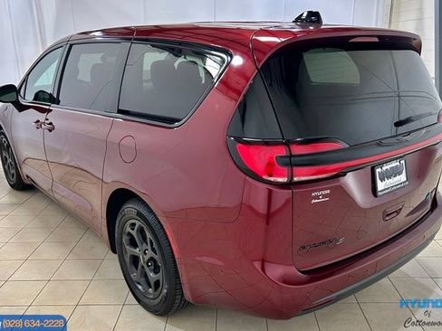 Used 2023 Chrysler Pacifica Limited w/ Uconnect Theater Family Group FWD image 3