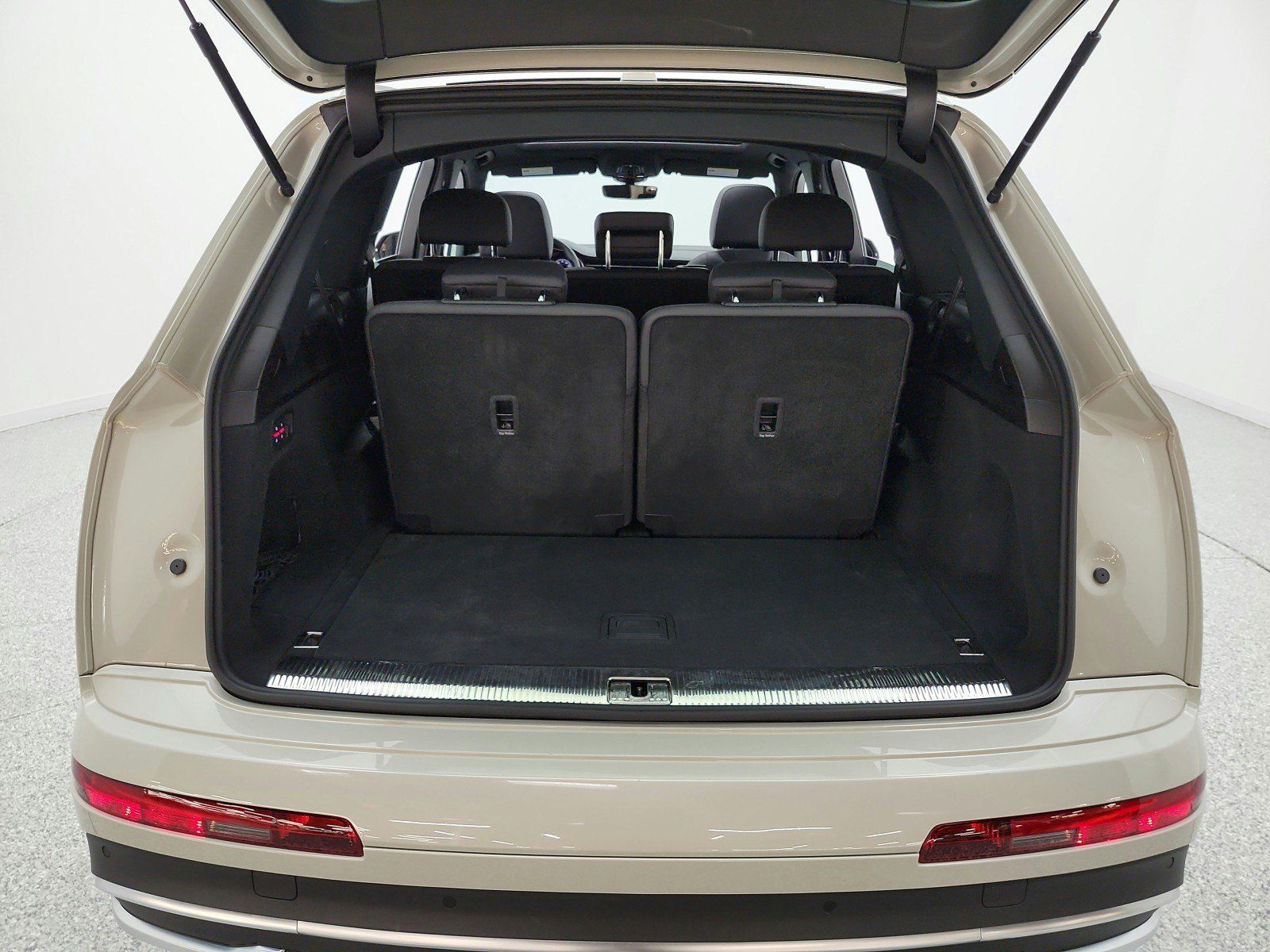 Used 2023 Audi Q7 2.0T Premium w/ Convenience Package AWD/4WD image 18