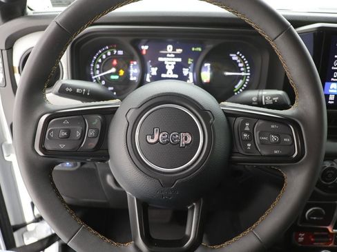 Used 2024 Jeep Wrangler Unlimited image 18