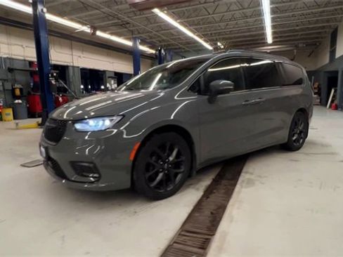 Used 2023 Chrysler Pacifica Touring-L w/ S Appearance Package image 4
