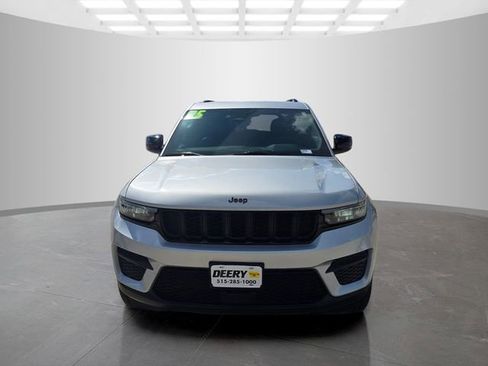 Used 2025 Jeep Grand Cherokee Altitude AWD/4WD image 3