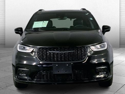 Used 2024 Chrysler Pacifica Limited w/ Uconnect Theater Family Group image 2