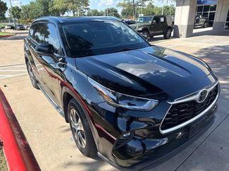 Used 2021 Toyota Highlander XLE FWD video 1