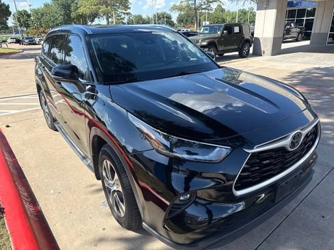 Used 2021 Toyota Highlander XLE FWD image 1