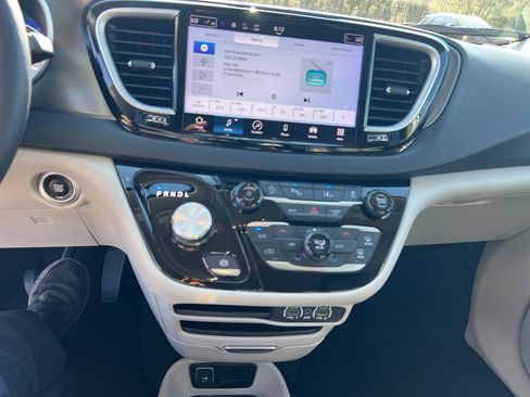 Used 2024 Chrysler Pacifica Touring-L image 17