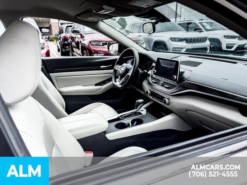 Used 2025 Nissan Altima 2.5 SV FWD image 17