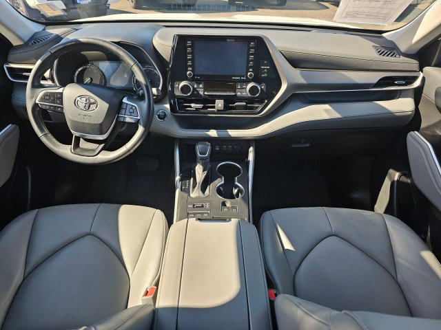 Used 2022 Toyota Highlander XLE AWD/4WD image 25