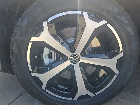 New 2025 Volkswagen Tiguan SE image 9