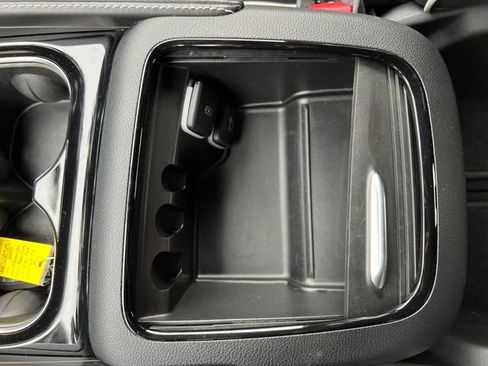 Used 2025 Chrysler Pacifica Limited image 28