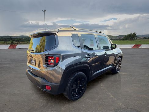 Used 2018 Jeep Renegade Altitude FWD image 3
