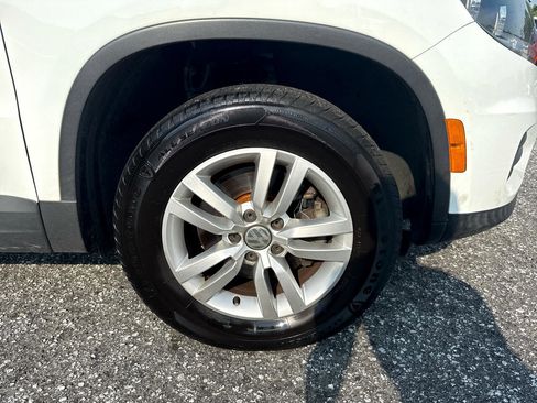 Used 2017 Volkswagen Tiguan S image 4