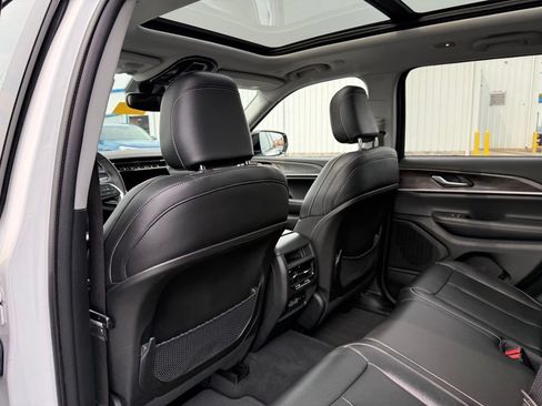 Used 2023 Jeep Grand Cherokee Limited w/ Black Appearance Package AWD/4WD image 11