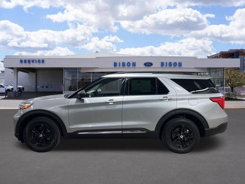 Used 2022 Ford Explorer XLT w/ Equipment Group 202A image 6