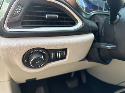 Used 2023 Chrysler Pacifica Touring-L FWD image 21