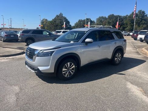 New 2025 Nissan Pathfinder SL image 3