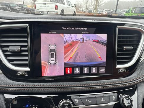 Used 2024 Chrysler Pacifica Pinnacle image 36