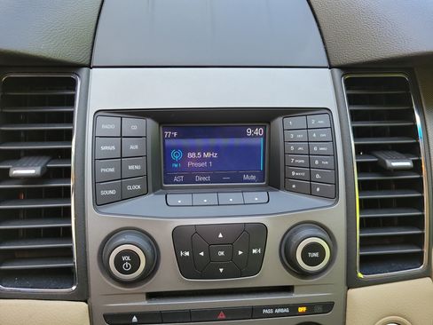 Used 2018 Ford Taurus SE FWD image 15