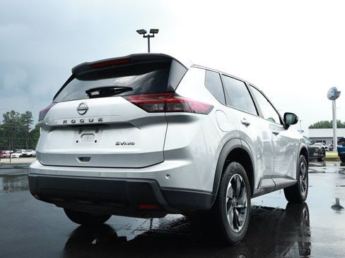 Used 2024 Nissan Rogue SV AWD/4WD image 4