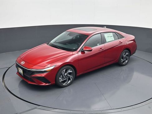 Certified 2025 Hyundai Elantra SEL image 13