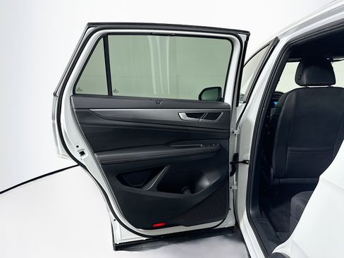 Used 2025 Volkswagen Atlas Cross Sport SE image 25