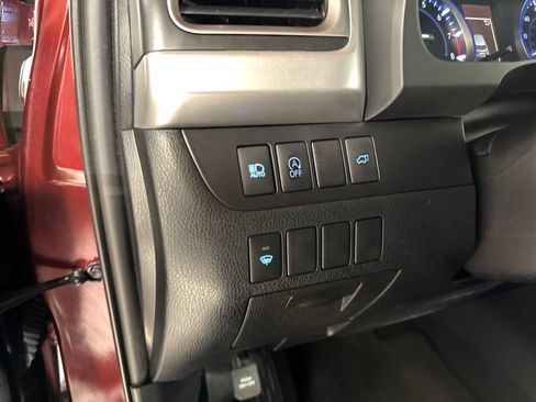 Used 2019 Toyota Highlander XLE w/ Carpet Mat Package (TMS) AWD/4WD image 18