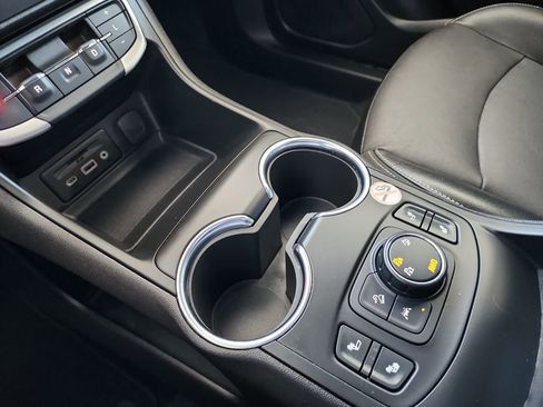 Used 2024 GMC Terrain SLT image 29