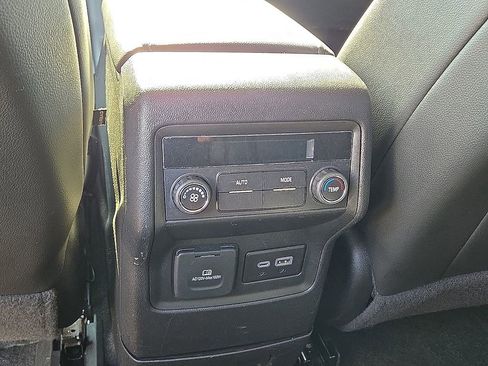 Used 2023 GMC Acadia SLT FWD image 16