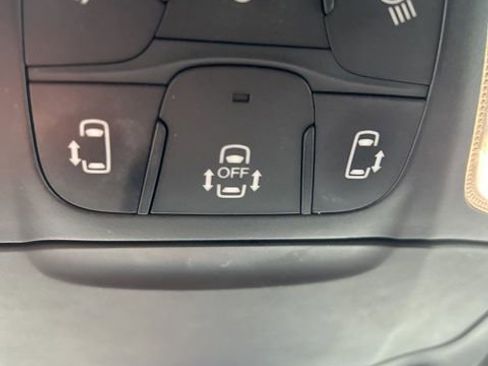 Used 2018 Chrysler Pacifica Limited image 27