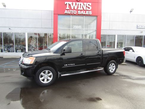 Used 2015 Nissan Titan SV image 2