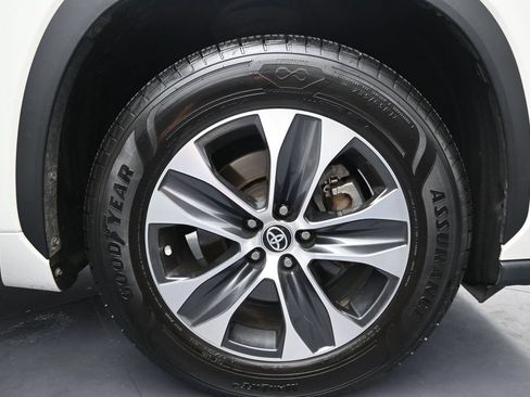 Used 2021 Toyota Highlander XLE FWD image 6