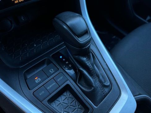 Used 2020 Toyota RAV4 LE image 29