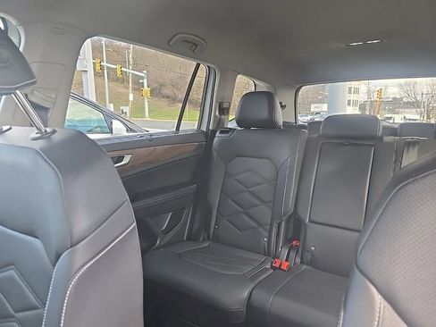 Used 2025 Volkswagen Atlas SE image 6