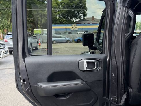 Used 2019 Jeep Wrangler Unlimited Sahara w/ Cold Weather Group AWD/4WD image 11