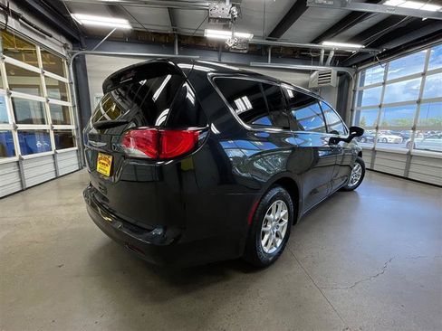 Used 2022 Chrysler Voyager LX image 5